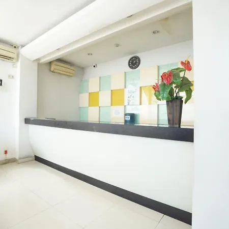 Townhouse Oak Hotel Niaga Surabaya-3
